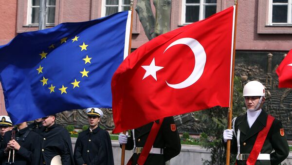 Турски почасна гарда држи заставе ЕУ и Турске - Sputnik Србија