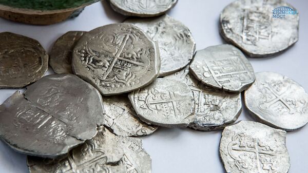 A trove of silver coins has reportedly been discovered by archaeologists at the construction site of a road which will link mainland Russia with Crimea - Sputnik Србија