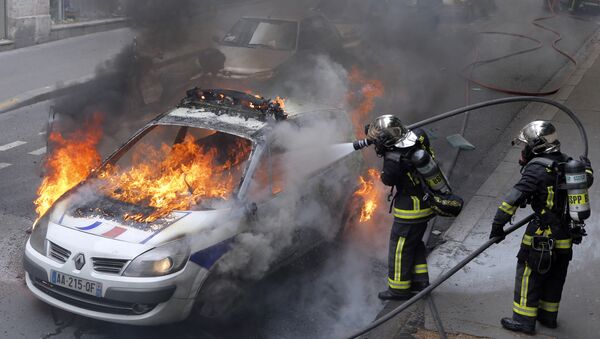 Zapaljena policijska kola na protestima policije u Parizu, 18 maj 2016. godine - Sputnik Srbija