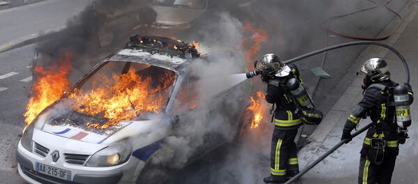 Запаљена полицијска кола на протестима полиције у Паризу, 18 мај 2016. године Запаљена полицијска кола на протестима полиције у Паризу, 18 мај 2016. године - Sputnik Србија