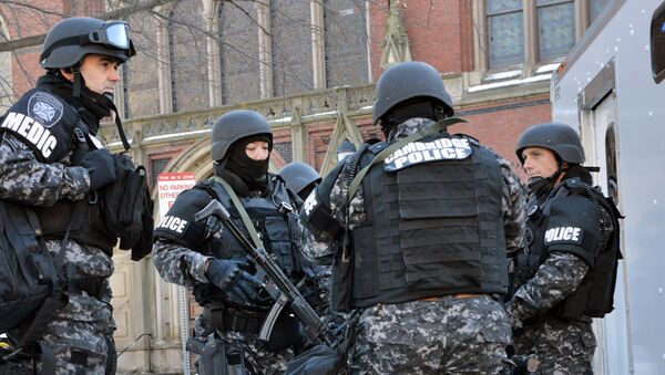 Policija SAD ispred univerziteta Havard prilikom evakuacije fakulteta 2013 godine - arhivska fotografija  - Sputnik Srbija
