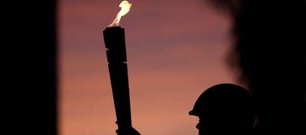 Полицијски наредник Илејн Силва носи олимпијску бакљу у Бразилији, Бразил, 3. маја 2016. Полицијски наредник Илејн Силва носи олимпијску бакљу у Бразилији, Бразил, 3. маја 2016. - Sputnik Србија