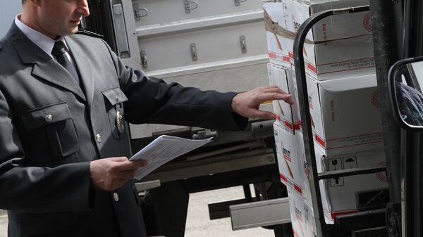 Srpski carinik pregleda robu Srpski carinik pregleda robu - Sputnik Srbija
