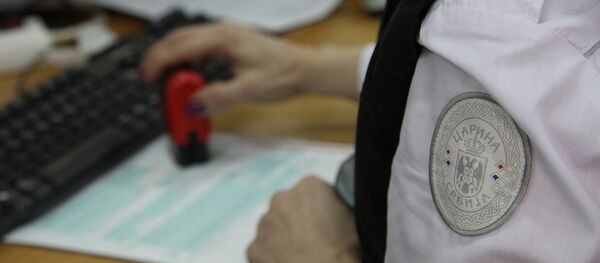 Srpski carinik overava dokumenta - Sputnik Srbija