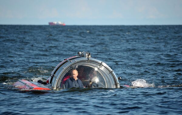 Vladimir Putin prilikom posete ostrvu Goglandu u Finskom zalivu. - Sputnik Srbija
