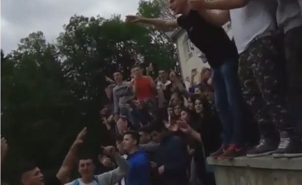 Матуранти из Пљеваља певају Ој Косово, Косово - Sputnik Србија