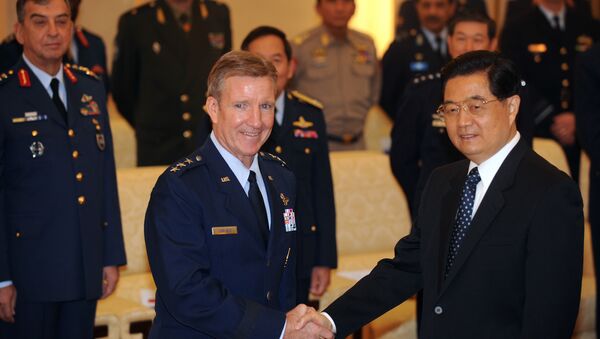 Američki general Herbert Karlajl i kineski predsednik Hu Đintao u Pekingu. - Sputnik Srbija
