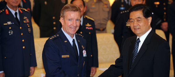 Амерички генерал Херберт Карлајл и кинески председник Ху Ђинтао у Пекингу. - Sputnik Србија