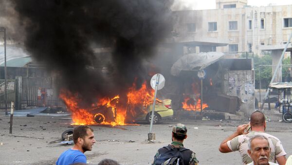 Сиријски војник и цивили процењују штету након експлозије у сиријском граду Тартусу - Sputnik Србија