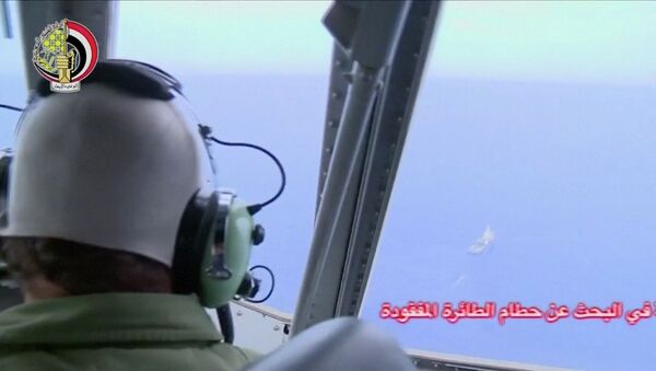 Pilot gleda iz kokpita tokom operacije potrage za avionom Egipat era koji je nestao u Sredozemnom moru - Sputnik Srbija