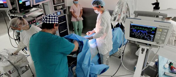 Операција уз помоћ робота Да Винчи у Медицинском центру у Владивостоку - Sputnik Србија