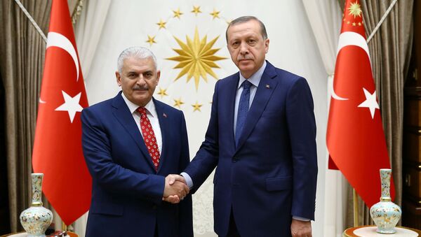 Predsednik Turske Redžep Tajip Erdogan sa novim premijerom Binalijem Jildirimom u Predsedničkoj palati u Ankari, prestonici Turske, 22. maj 2016. - Sputnik Srbija