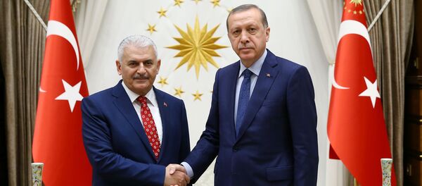 Predsednik Turske Redžep Tajip Erdogan sa novim premijerom Binalijem Jildirimom u Predsedničkoj palati u Ankari, prestonici Turske, 22. maj 2016. Predsednik Turske Redžep Tajip Erdogan sa novim premijerom Binalijem Jildirimom u Predsedničkoj palati u Ankari, prestonici Turske, 22. maj 2016. - Sputnik Srbija