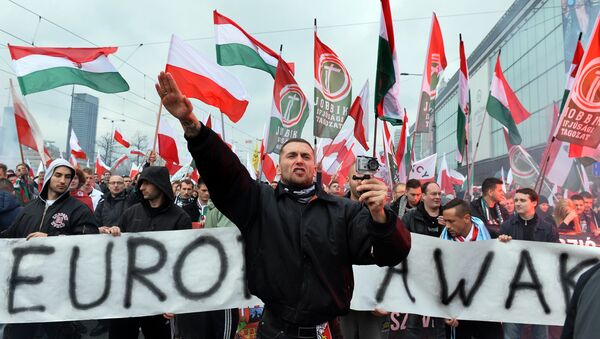 Присталице мађарске десничарксе партије Јобик са нацистичким поздравом - Sputnik Србија