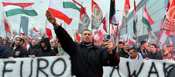 Присталице мађарске десничарксе партије Јобик са нацистичким поздравом - Sputnik Србија