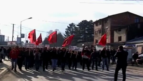 Protesti Albanaca u Dečanima, povodom odluke Vrhovnog suda da stopira odluku o oduzimanju zemljišta manastiru Visoki Dečani. - Sputnik Srbija