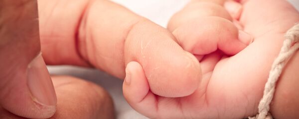 Рука бебе и прст оца - Sputnik Србија