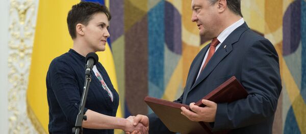 Predsednik Ukrajine Petro Porošenko uručuje pilotu Nadeždi Savčenko orden „Zlatna zvezda“ - Sputnik Srbija