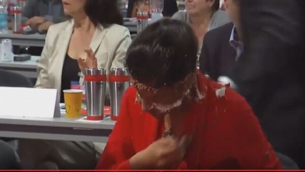 Na partijskom kongresu nemačke Levice jedan aktivista bacio je tortu u lice zamenici šefa te stranke Sari Vagenkneht. - Sputnik Srbija