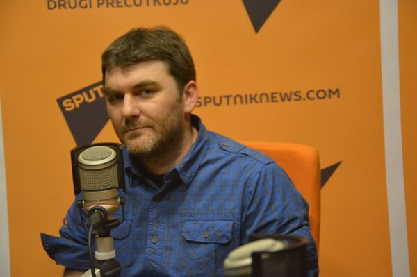 Књижевник Александар Илић, један од аутора и приређивача збирке „Приче о Косову“ Књижевник Александар Илић, један од аутора и приређивача збирке „Приче о Косову“ - Sputnik Србија