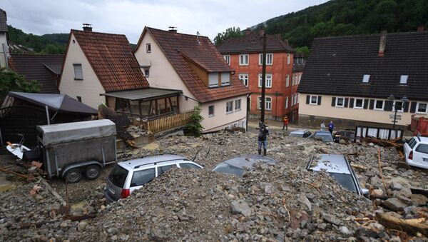 Automobili su pokriveni muljem na ulici u Braunsbahu na jugozapadu Nemačke, nakon što je ovu oblast pogodilo jako nevreme - Sputnik Srbija
