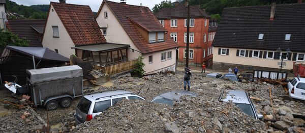 Automobili su pokriveni muljem na ulici u Braunsbahu na jugozapadu Nemačke, nakon što je ovu oblast pogodilo jako nevreme Automobili su pokriveni muljem na ulici u Braunsbahu na jugozapadu Nemačke, nakon što je ovu oblast pogodilo jako nevreme - Sputnik Srbija