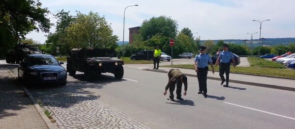 Чешки ветеран скинуо панталоне пред америчким конвојем Чешки ветеран скинуо панталоне пред америчким конвојем - Sputnik Србија