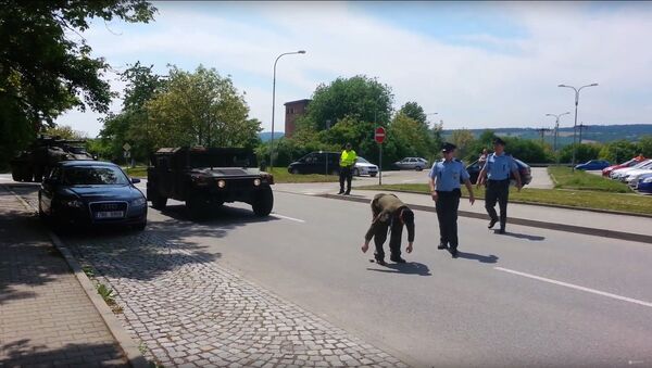 Чешки ветеран скинуо панталоне пред америчким конвојем - Sputnik Србија