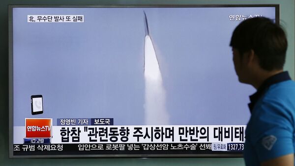 Становник Сеула гледа тв извештај о лансирању ракете у Северној Кореји - Sputnik Србија