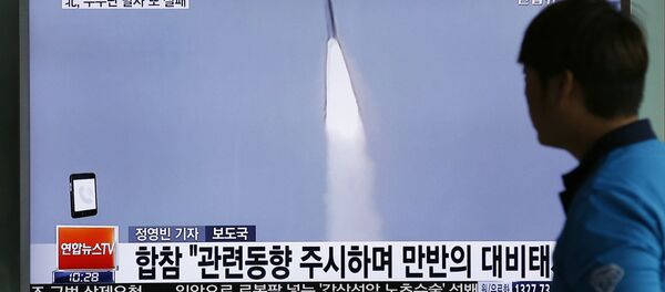 Stanovnik Seula gleda tv izveštaj o lansiranju rakete u Severnoj Koreji - Sputnik Srbija