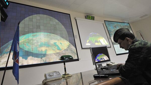 Radnik prati odbrambeni raketni sistem Moskve - Sputnik Srbija