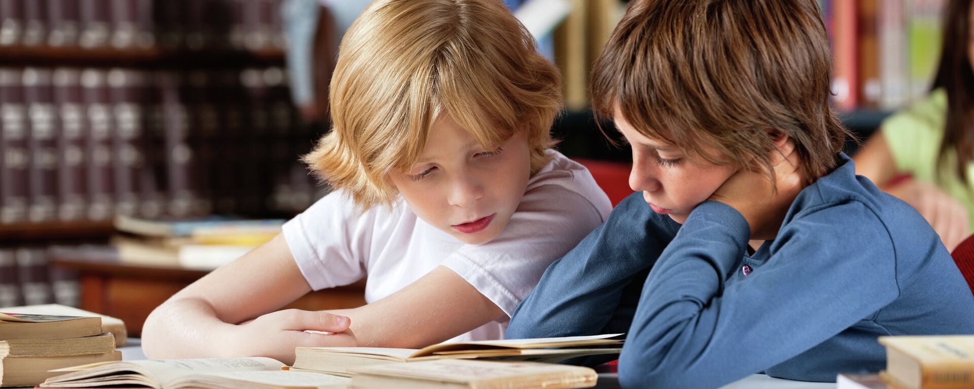 Дечаци читају књигу у библиотеци - Sputnik Србија, 1920, 14.05.2023