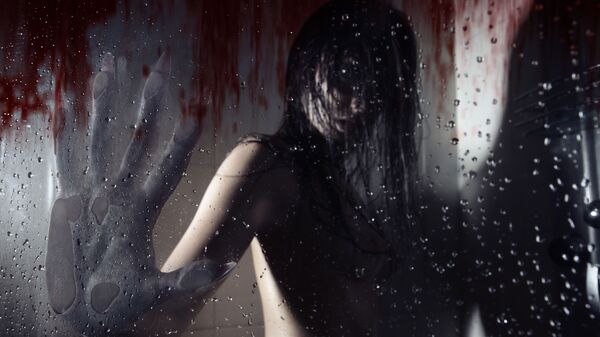 Devojka se pretvara u vukodlaka u tuš-kabini čijim se zidovima sliva krv - Sputnik Srbija