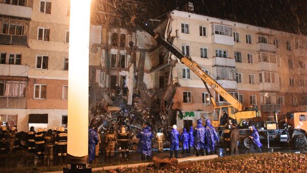 Спасиоци раде на чишћењу рушевина и спасавању повређених након рушења петоспратне зграде у Междуреченску - Sputnik Србија