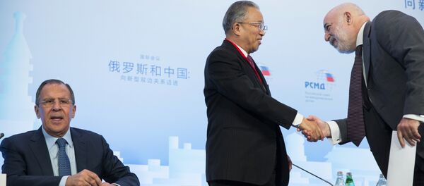 Ministar spoljnih poslova Rusije Sergej Lavrov, predsedavajući kineskog dela komiteta Rusko-kineskog prijateljstva Dai Binguo i ruski biznismen Viktor Vekselberg na Rusko-kineskoj konferenciji u Moskvi - Sputnik Srbija
