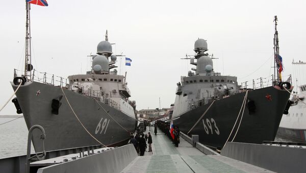 Najnoviji raketni brod projekta 11661K Dagestan (desno) koji je ušao u sastav Kaspijske flote i raketni brod Tatarstan (levo) - Sputnik Srbija