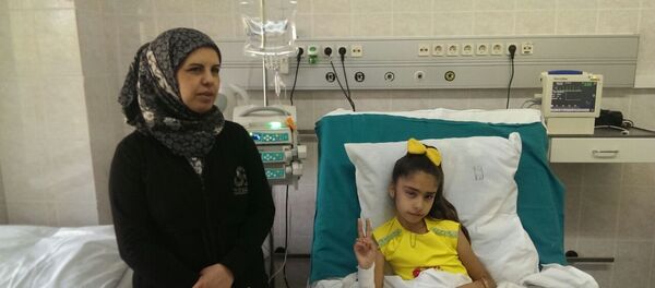 Сиријска девојчица Сидра Зарур из Алепа у болници Сиријска девојчица Сидра Зарур из Алепа у болници - Sputnik Србија