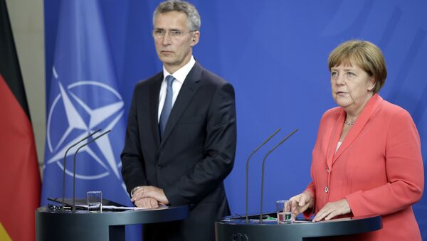 Генерални секретар НАТО-а Јенс Столтенберг и немачка канцеларка Ангела Меркел на заједничкој конференцији за медије у Берлину - Sputnik Србија