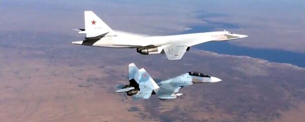Сопровождение истребителем Су-30СМ бомбардировщика-ракетоносца Ту-160 ВКС России в Сирии - Sputnik Србија