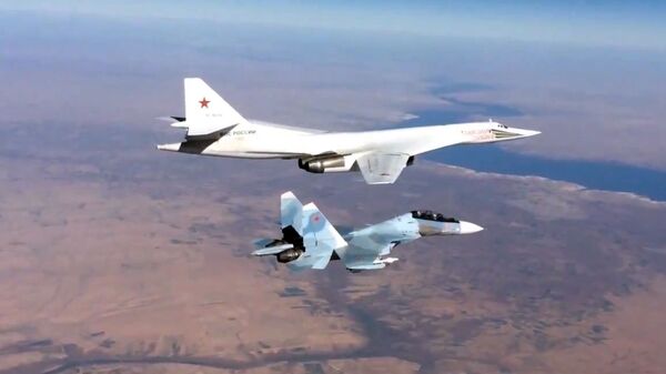 Lovac Su-30SM prati bombardera-nosača aviona Tu-160 Vazdušno-kosmičkih snaga Rusije u Siriji - Sputnik Srbija