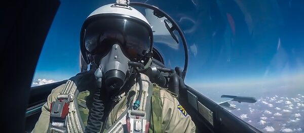 Пилот ВКС РФ во время боевого вылета в Сирии Пилот ВКС РФ во время боевого вылета в Сирии - Sputnik Србија