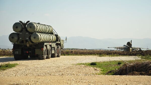 Зенитно-ракетный комплекс С-400 во время заступления на боевое дежурство на российской авиабазе Хмеймим в Сирии - Sputnik Србија