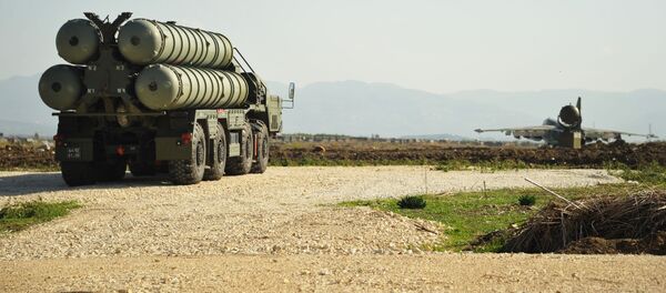 Зенитно-ракетный комплекс С-400 во время заступления на боевое дежурство на российской авиабазе Хмеймим в Сирии - Sputnik Србија