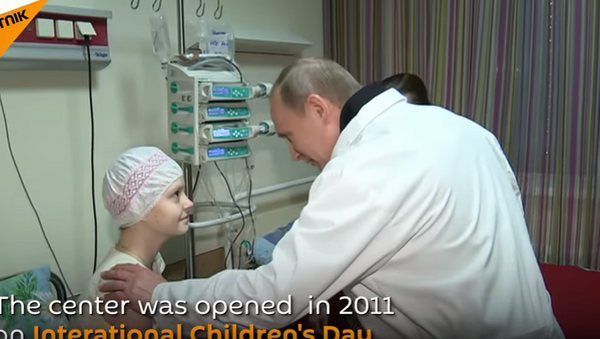 Vladimir Putin u poseti dečijoj onkološkoj bolnici u Moskvi. - Sputnik Srbija