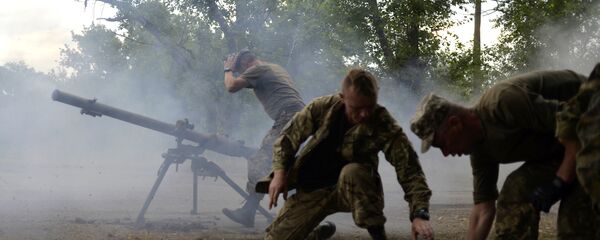 Украјински војници на бојном пољу крај лансера СПГ-9 у региону Доњецка - Sputnik Србија