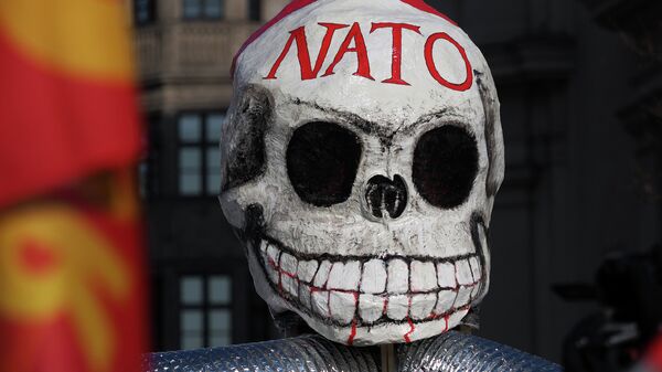 Маска на митингу против НАТО-а - Sputnik Србија
