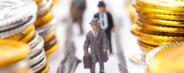 Figure biznismena između kula od kovanica - Sputnik Srbija