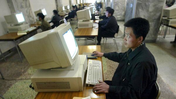 Stanovnik Severne Koreje za kompjuterom koji nema pristup internetu u lokalnoj biblioteci u Pjongjangu, 2002. godine - Sputnik Srbija