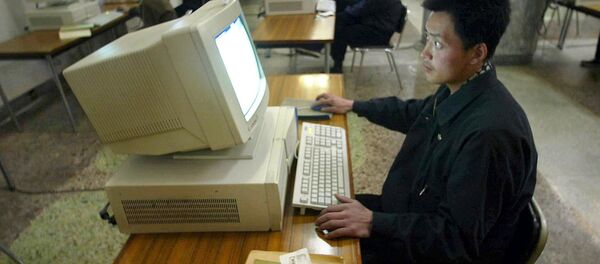 Становник Северне Кореје за компјутером који нема приступ интернету у локалној библиотеци у Пјонгјангу, 2002. године - Sputnik Србија