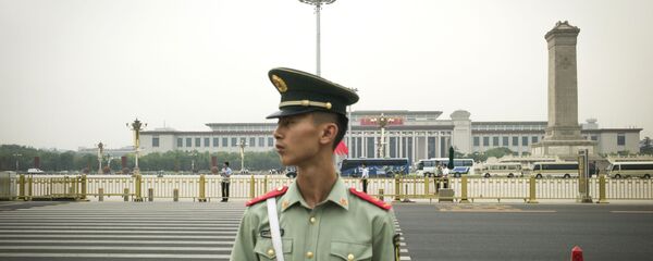 Кинески војник на тргу Тјенанмен у Пекингу - Sputnik Србија